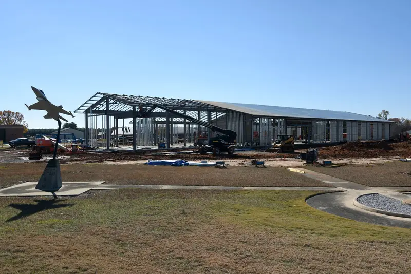 Hangar à structure métallique en construction