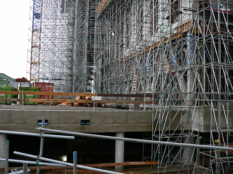 Immeuble en construction avec échafaudages